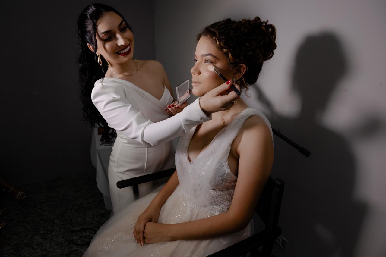 A maquiadora Sâmela Brambila, 27 anos, utilizou o crédito do Banco do Povo para construir um salão de beleza