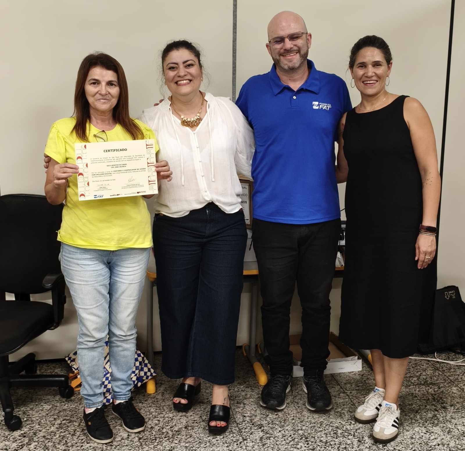 Sueli, de camiseta amarela, junto à professora, e outros alunos durante o curso de Porteiro e Controlador de Acesso