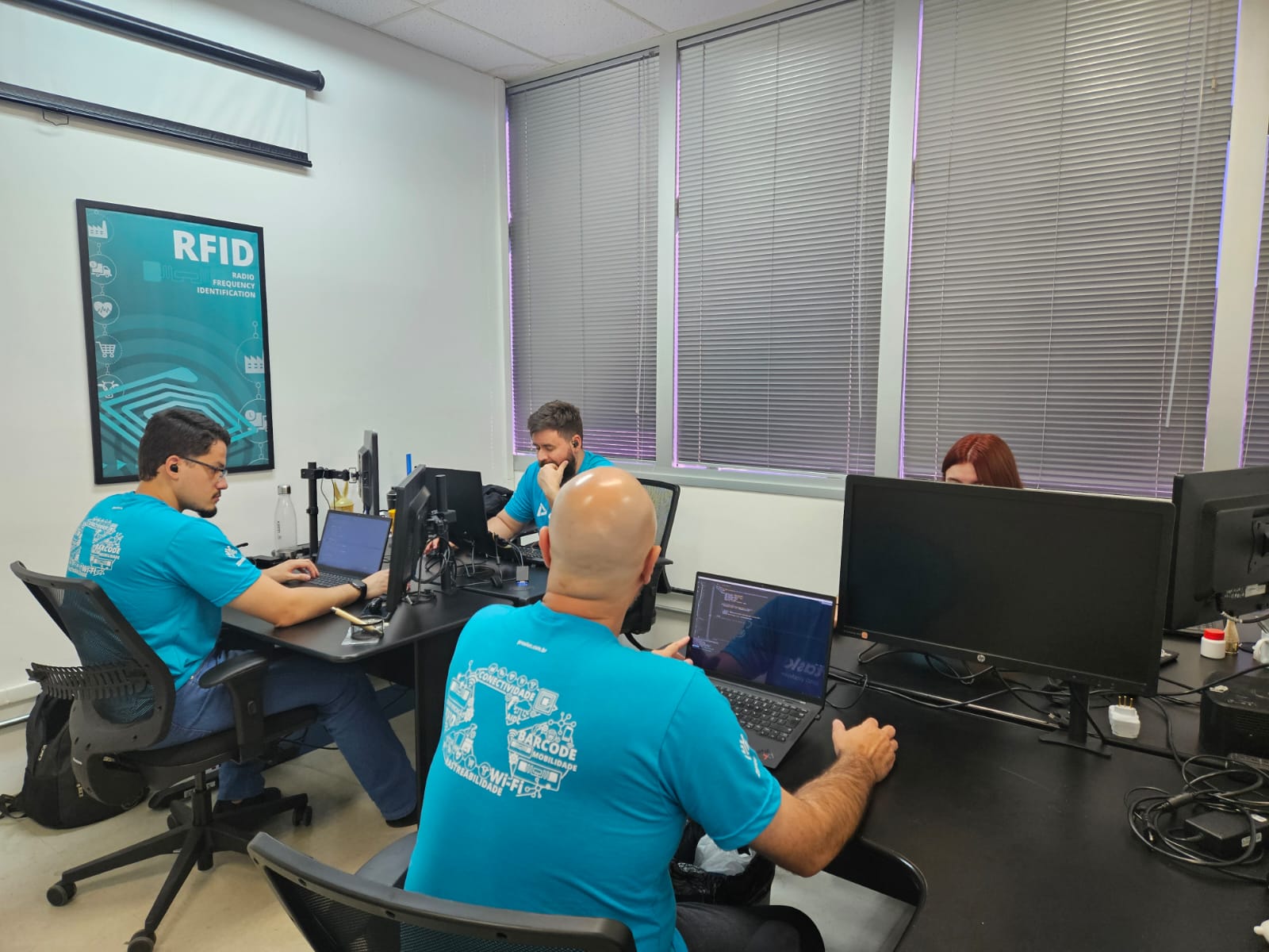 Alunos do módulo QA Basis do CoE.QA participam da capacitação 100% on-line. O programa, com fomento do SP Produz, oferece capacitação para profissionais de tecnologia